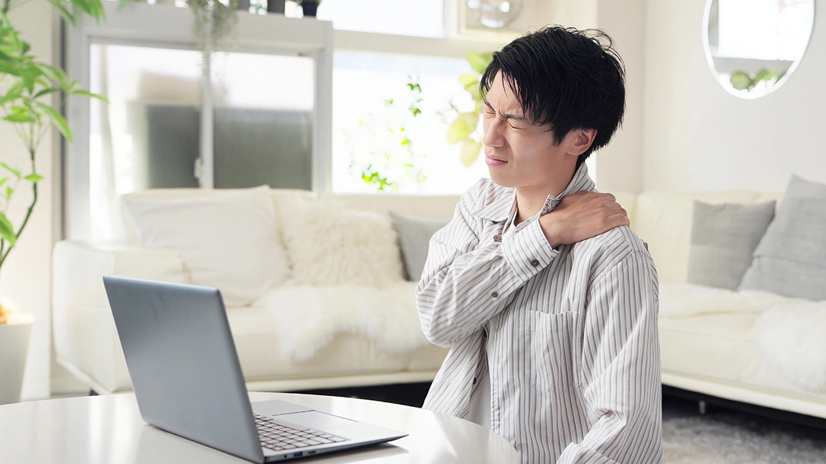 An office worker searching for a shoulder specialist in Singapore